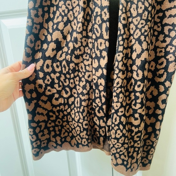 Like new Charter Leopard Print Women's cardigan Sweater size medium - Picture 3 of 5